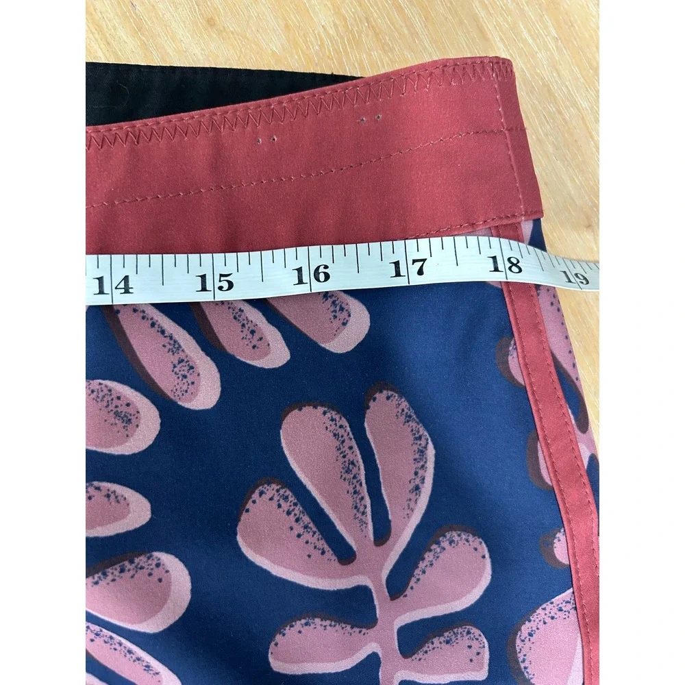 Salty Crew Mens 34 Board Shorts Navy Kelp Print Quick Dry Stretch Swim Trunks‎
